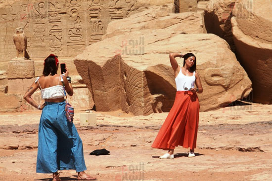 صور-تذكارية-أمام-المعبد