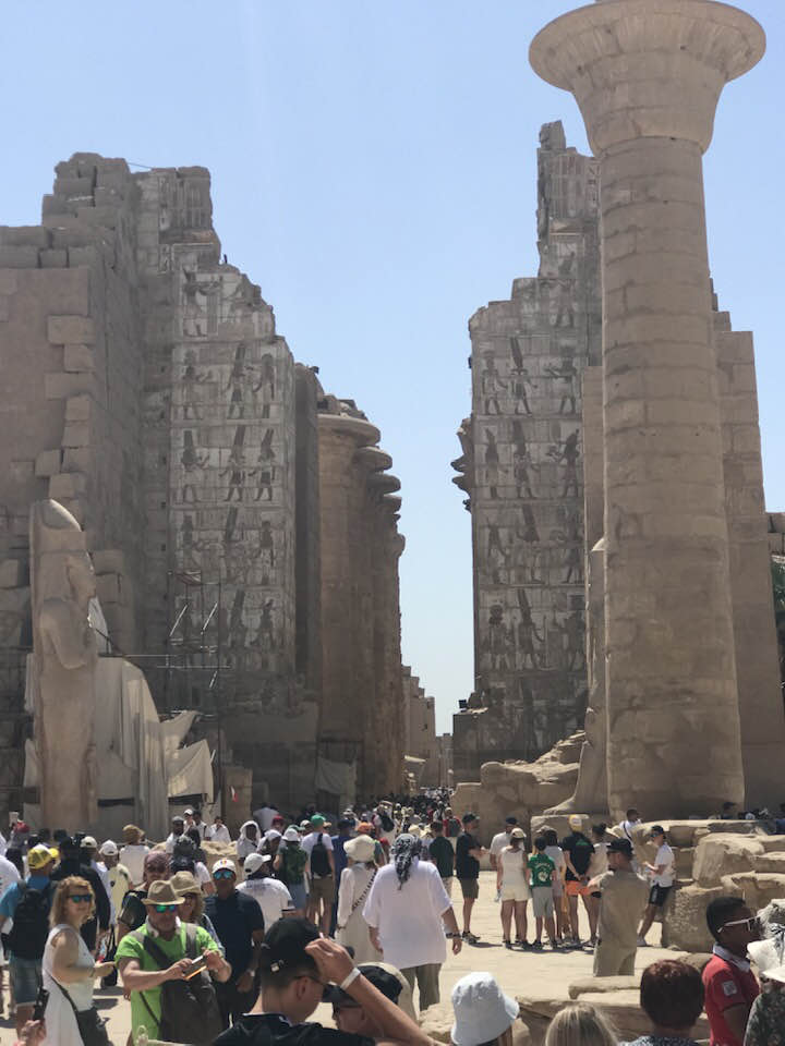 أفواج مميزة من السياح فى معابد الأقصر أفواج مميزة من السياح فى معابد الأقصر
