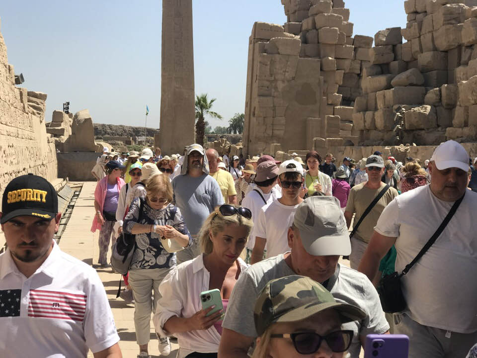 أفواج سياحية تستمتع داخل معابد الأقصر
