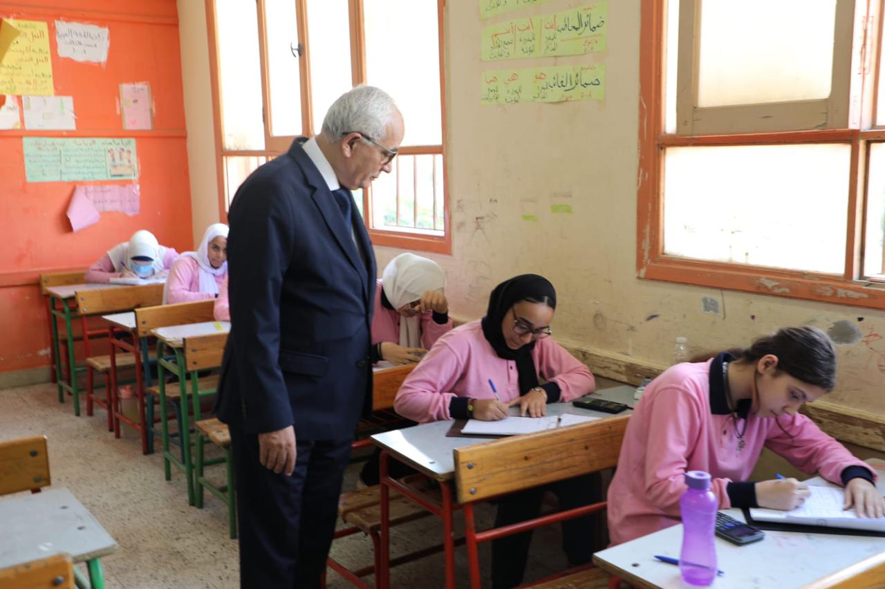 وزير التعليم يتابع امتحانات نهاية العام