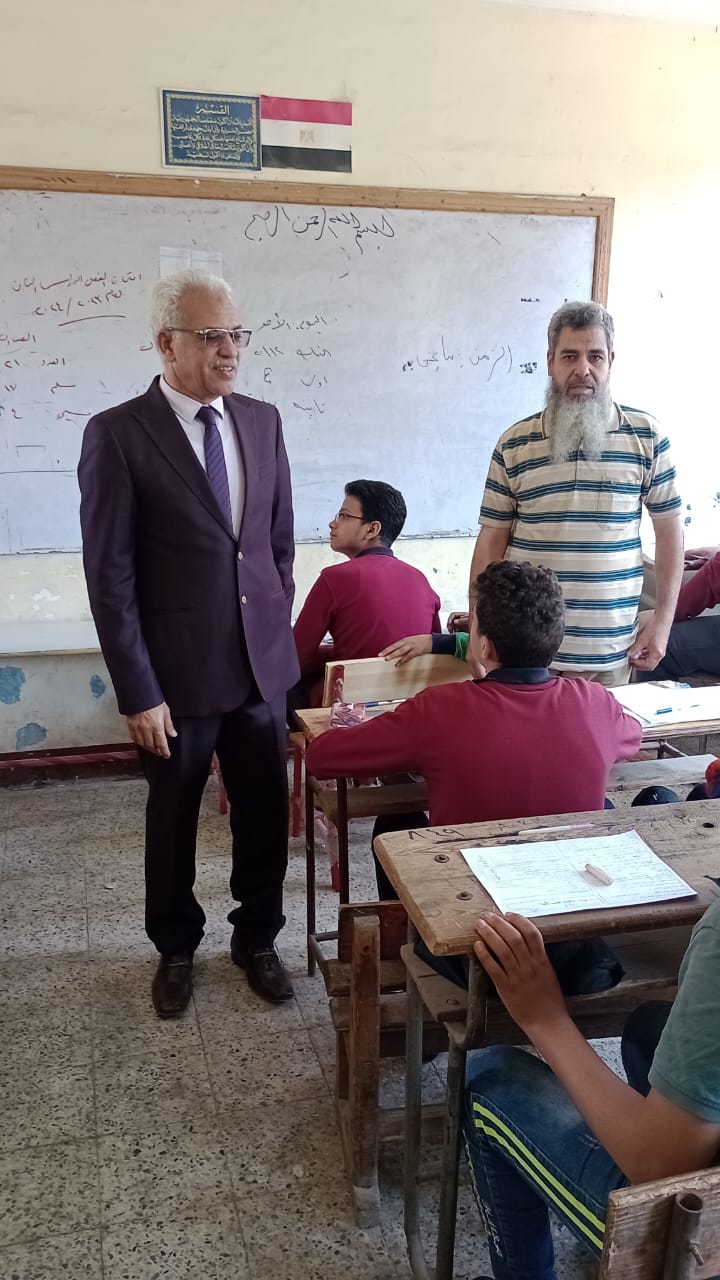 مدير تعليم القاهرة يتفقد امتحانات نهاية العام الدراسى