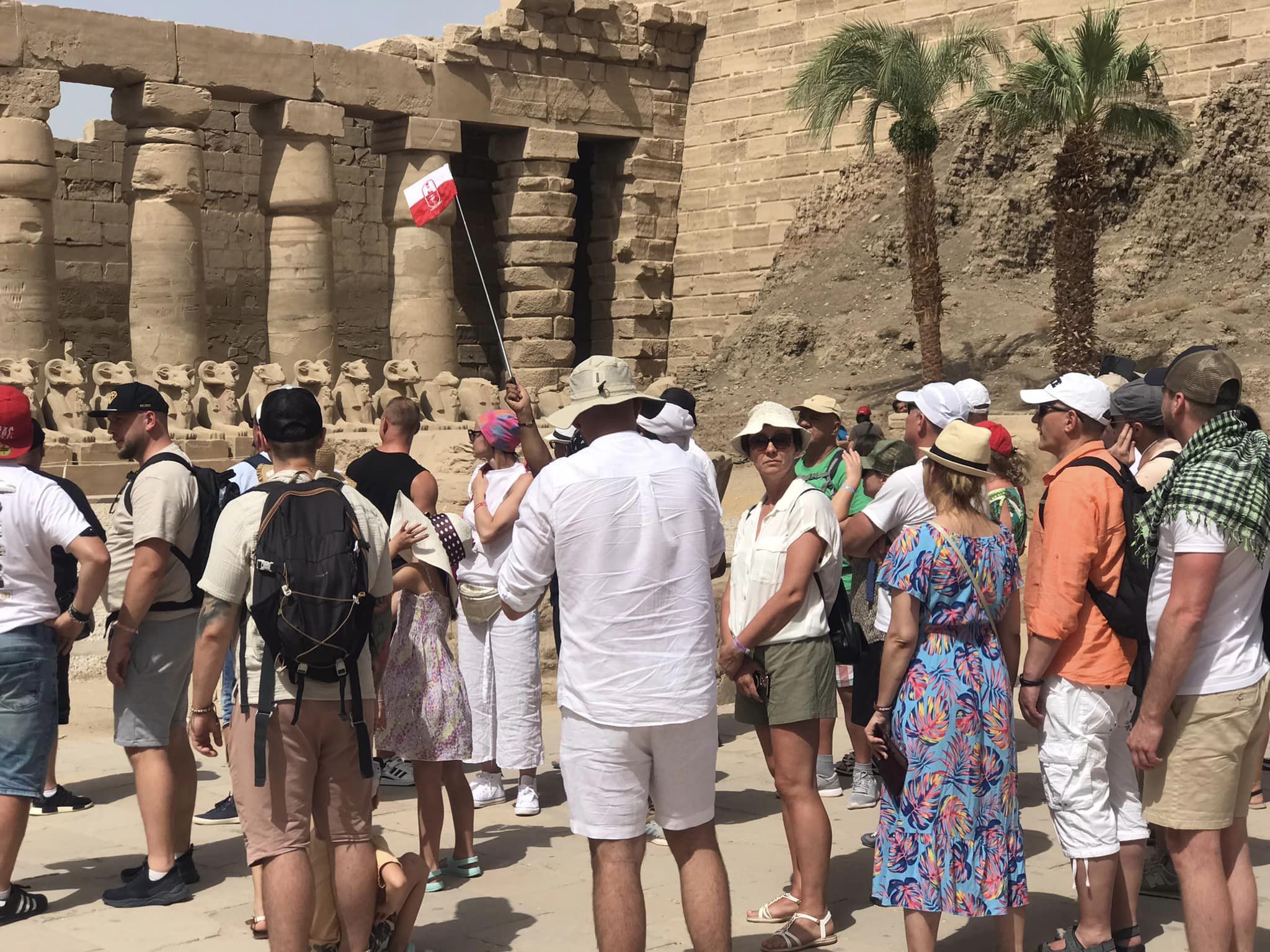 الأفواج السياحية تستمتع بالحضارة الفرعونية فى المعابد