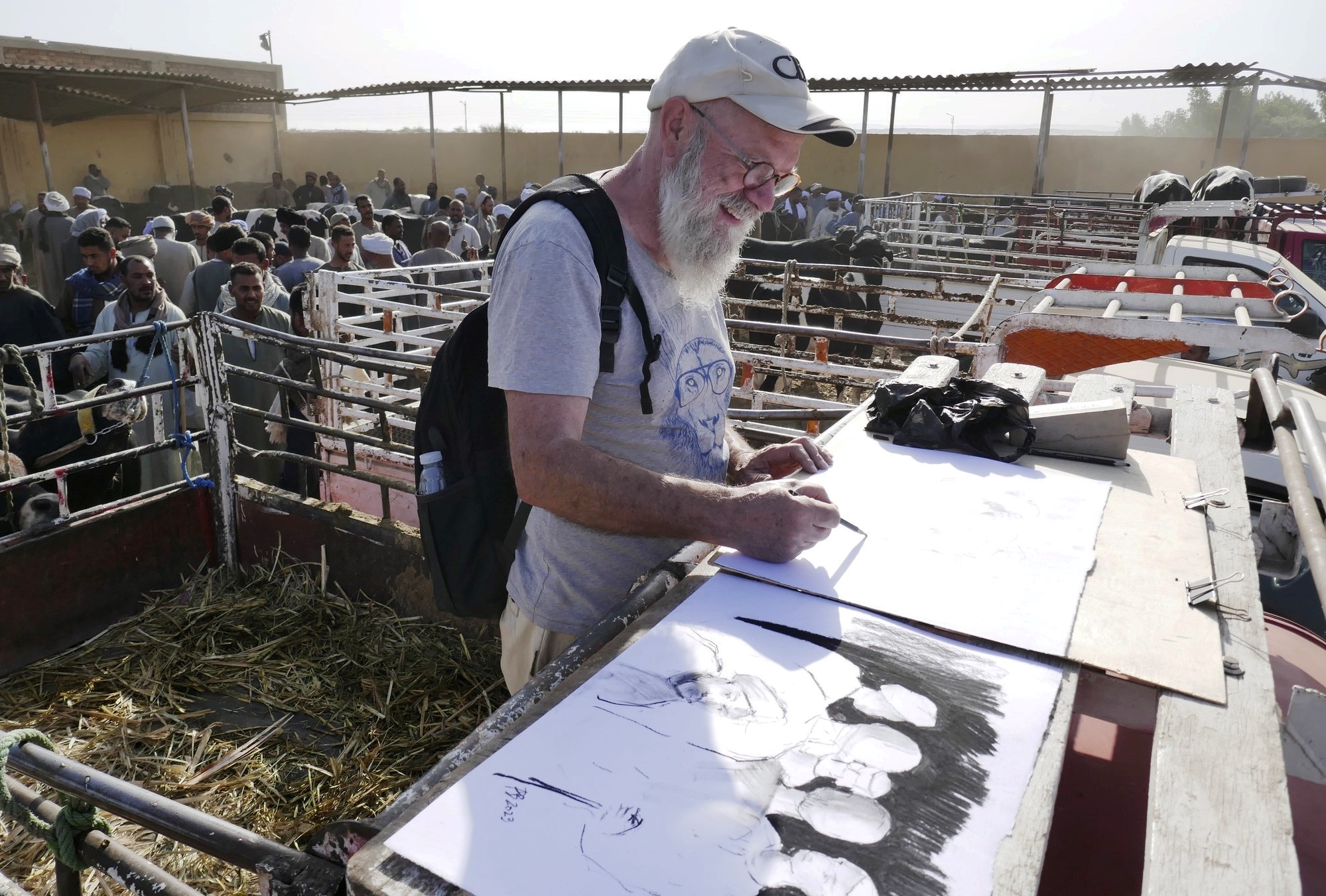 الفنان الأجنبي ينظم لوحاته فى قلب سوق المواشي