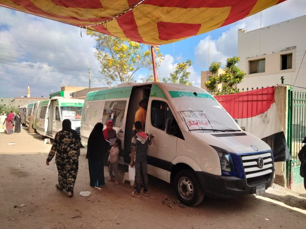 سيارات العيادات المتنقلة خلال استقبالها المواطنين خلال القافلة