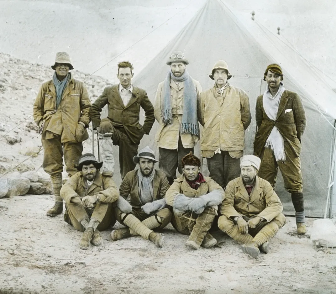 يظهر أعضاء البعثة البريطانية لجبل إيفرست عام 1924 في صورة ملونة