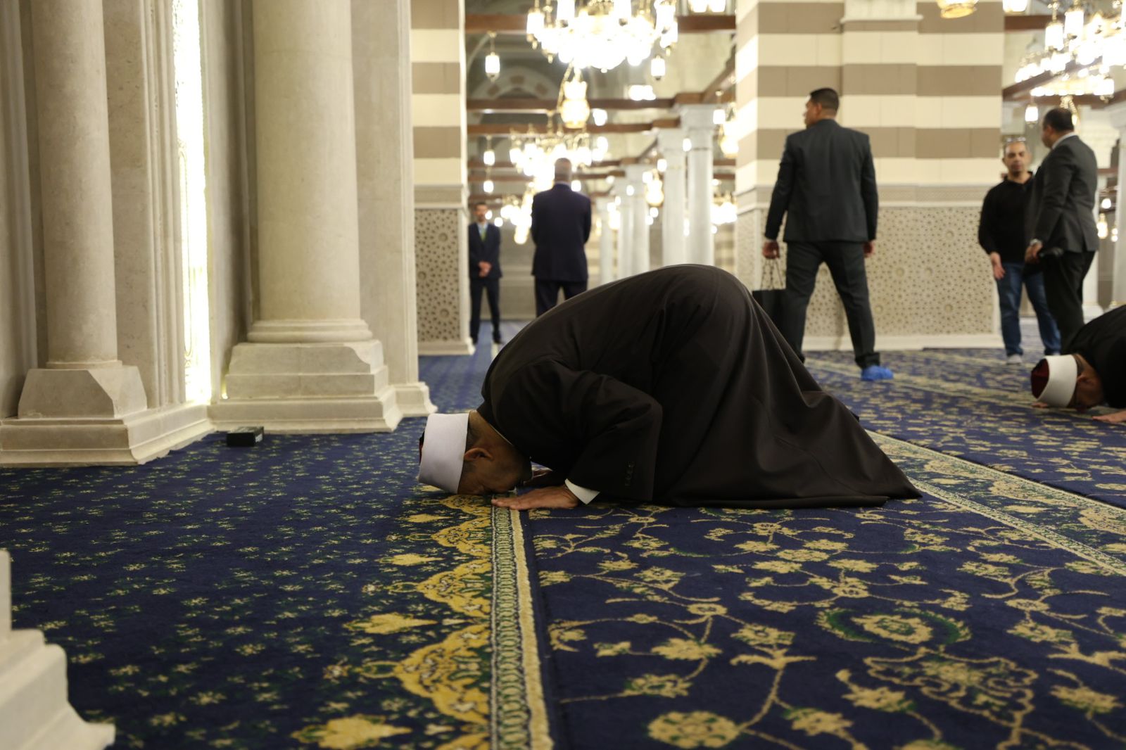 شيخ الأزهر يصلى فى مسجد السيدة زينب