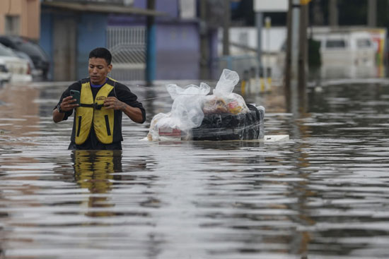 شوارع غارقة فى مياه الفيضانات والأمطار