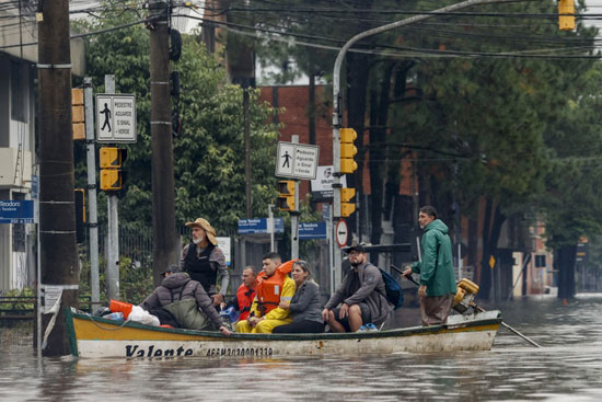 عمليه اجلاء المواطنون من وسط الفيضانات بالمراكب