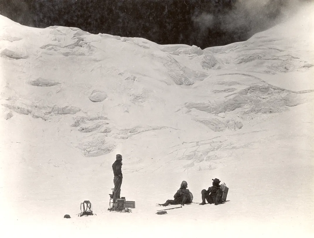 أعضاء بعثة عام 1924، بما في ذلك الشيربا، يستريحون في الثلج أثناء تسلقهم لجبل الشمال، وهو أدنى نقطة في إحدى التلال الثلاثة التي تؤدي إلى قمة إيفرست