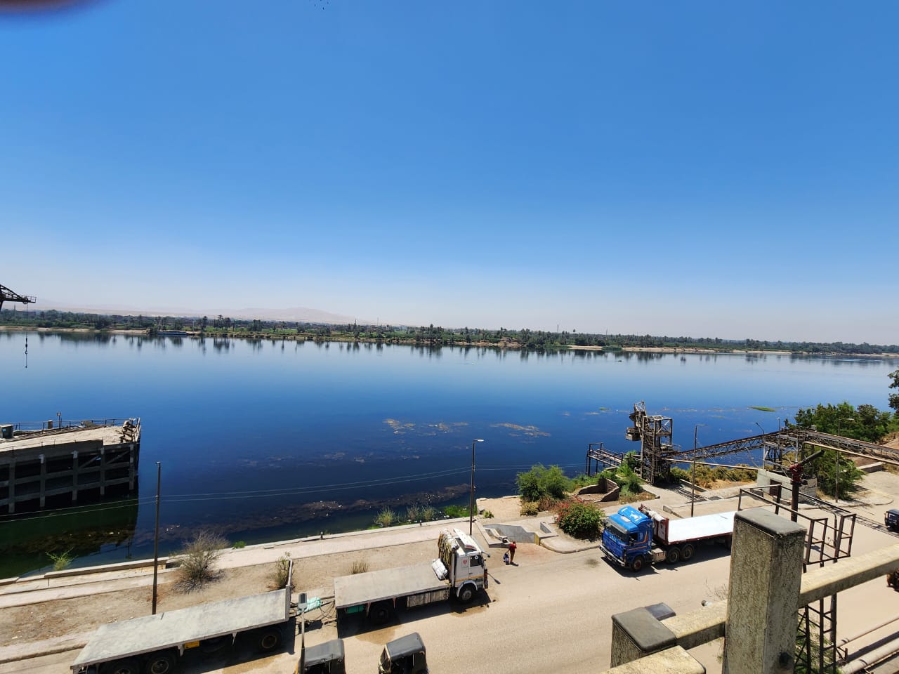 مبنى ومعدات المصنع على نهر النيل بأرمنت