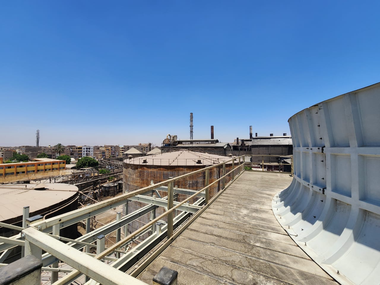 مصنع سكر أرمنت من الأعلى والمعدات التاريخية