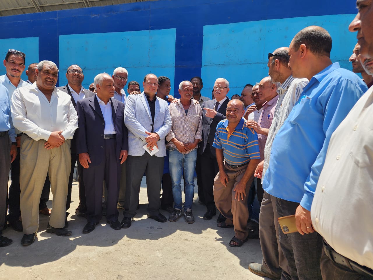قيادات مصنع سكر أرمنت خلال زيارة رئيس قطاع المصانع