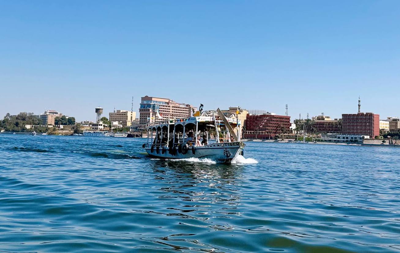 استمتاع السائحين داخل المراكب النيلية فى الأقصر
