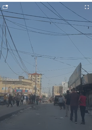 شارع بغزة خالى إلا من عدد قليل من الناس بعد نزوح المواطنين