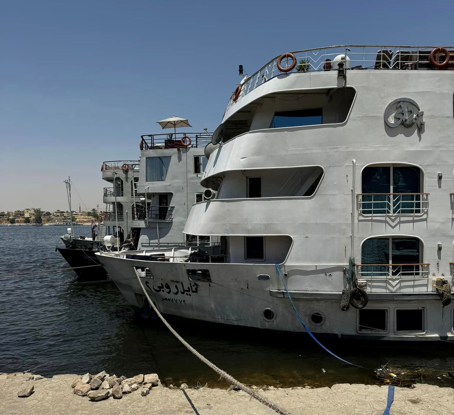 الفنادق العائمة ترسو على ضفة النيل بالأقصر الفنادق العائمة ترسو على ضفة النيل بالأقصر