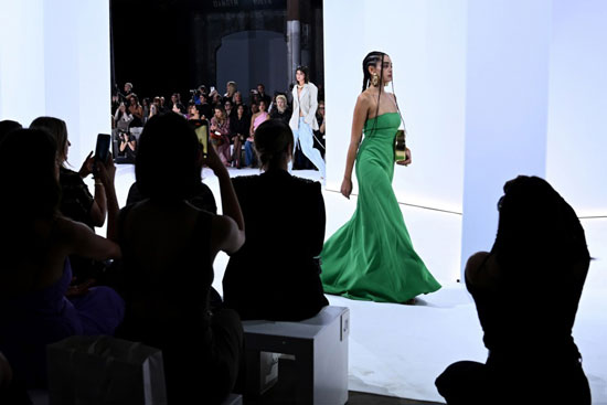 فستان من اللون الأخضر مشارك فى العرض