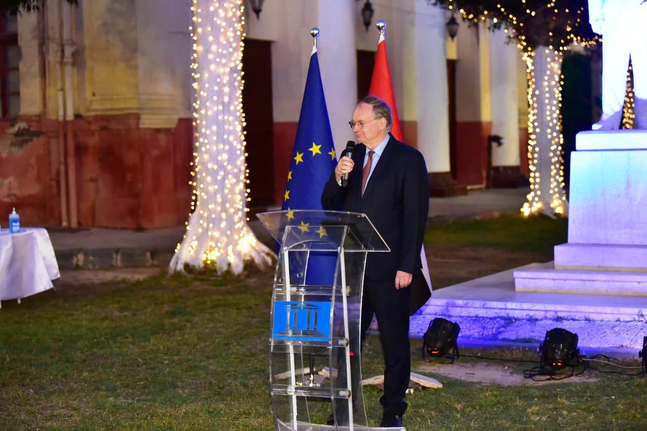 سفير الاتحاد الاوروبي اثناء خطابه