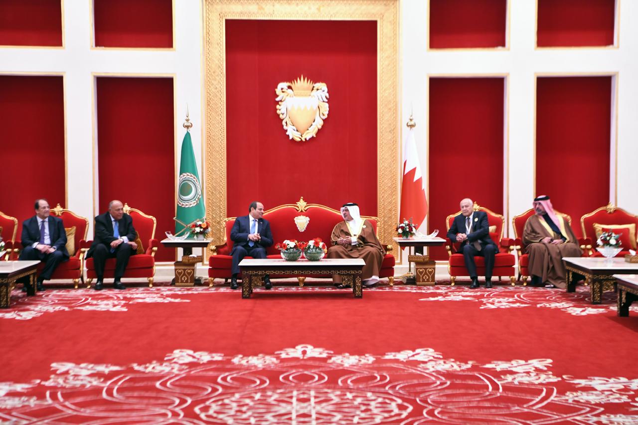 الرئيس السيسى يصل البحرين ويلتقى الملك حمد ين عيسى (3)