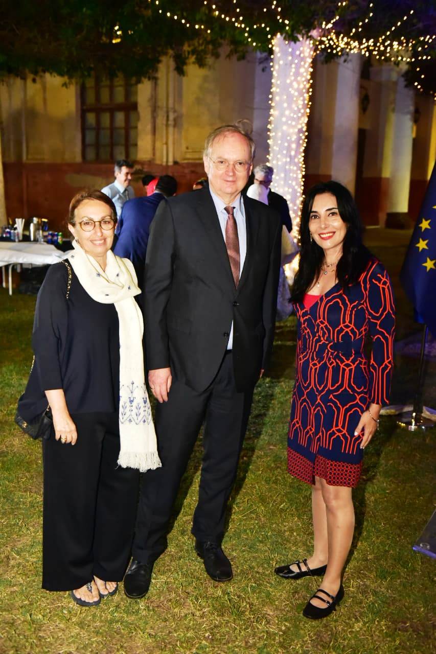 سفير الاتحاد الاوروبي وزوجته مارلينا ورشا سري المتحدث باسم الاتحاد الاوروبي في مصر