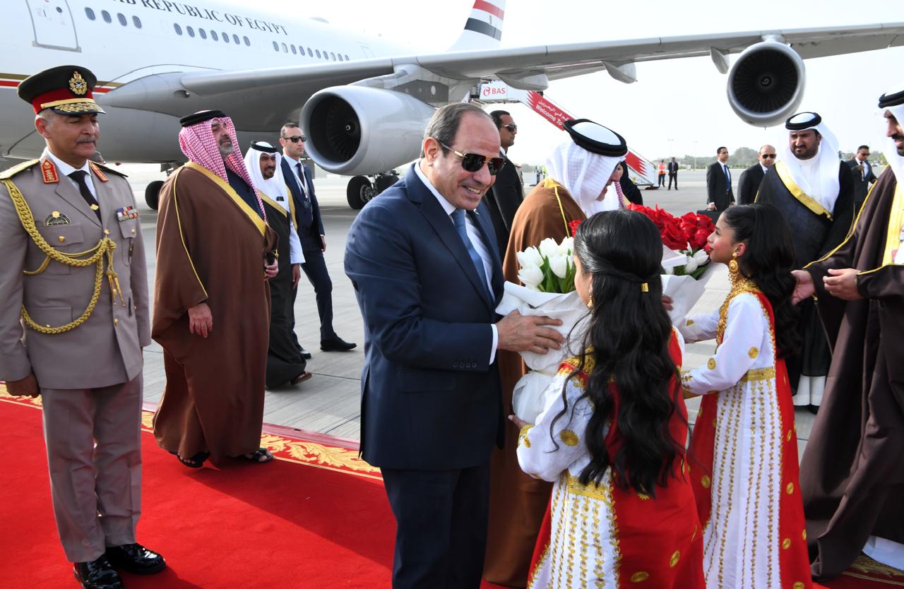 الرئيس السيسى يصل البحرين ويلتقى الملك حمد ين عيسى (2)