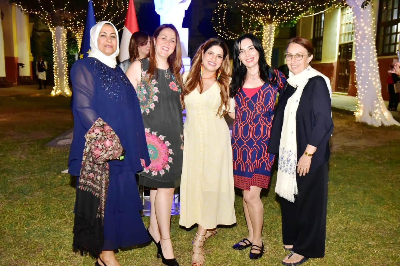 مجموعة من الصحفيين الدبلوماسيين مع زوجة السفير