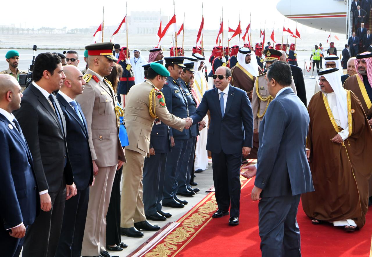 الرئيس السيسى يصل البحرين ويلتقى الملك حمد ين عيسى (1)