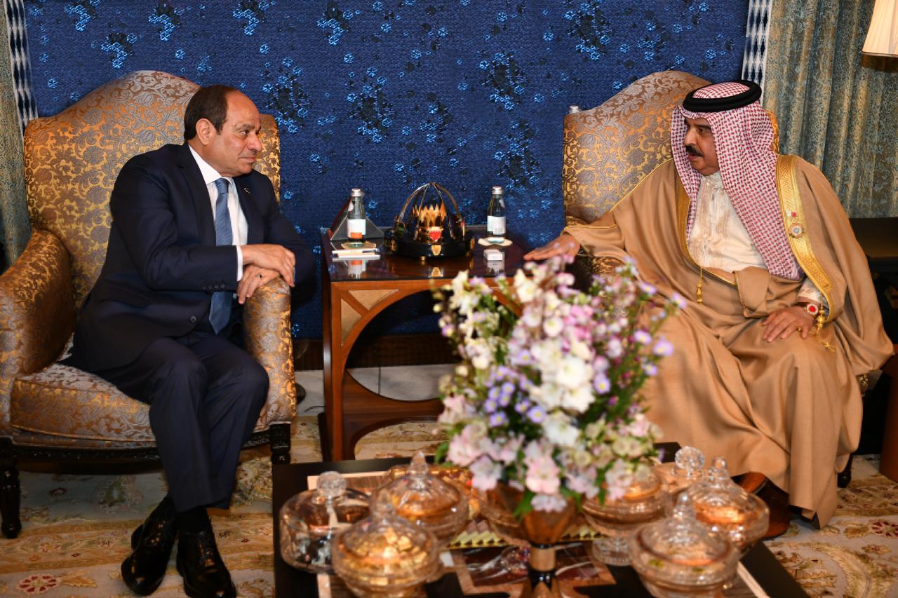 الرئيس السيسى يصل البحرين ويلتقى الملك حمد ين عيسى (4)