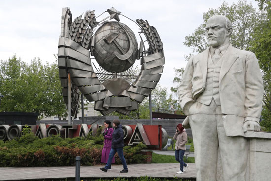 حديقة موزيون بجوار نصب تذكاري لمؤسس الاتحاد السوفيتيف لاديمير إيليتش