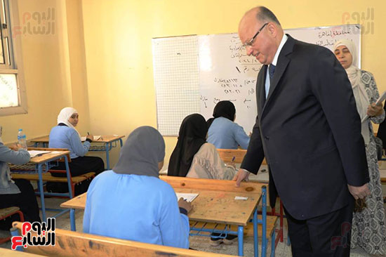 محافظ القاهرة يتفقد لجان امتحانات الشهادة الإعدادية