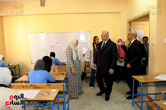 جولة محافظ القاهرة فى لجان امتحانات الشهادة الإعدادية
