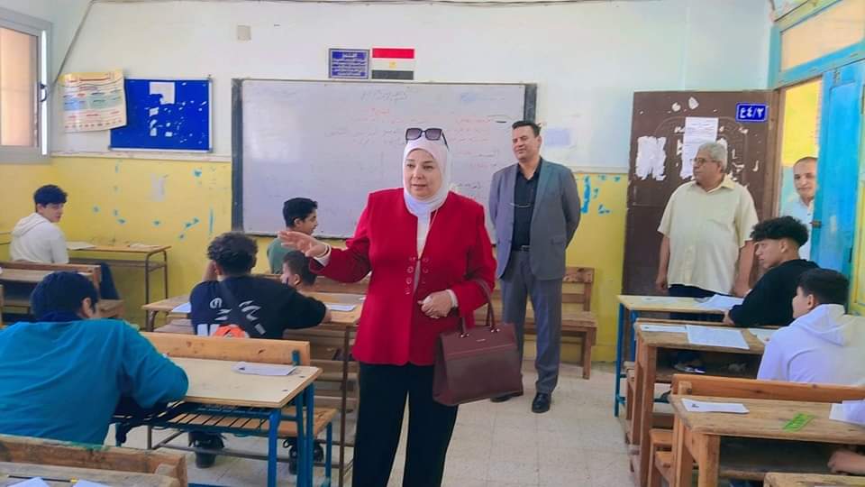 مدير عام تعليم إدارة القاهرة الجديدة تتفقد لجان الصف الثالث الاعدادي
