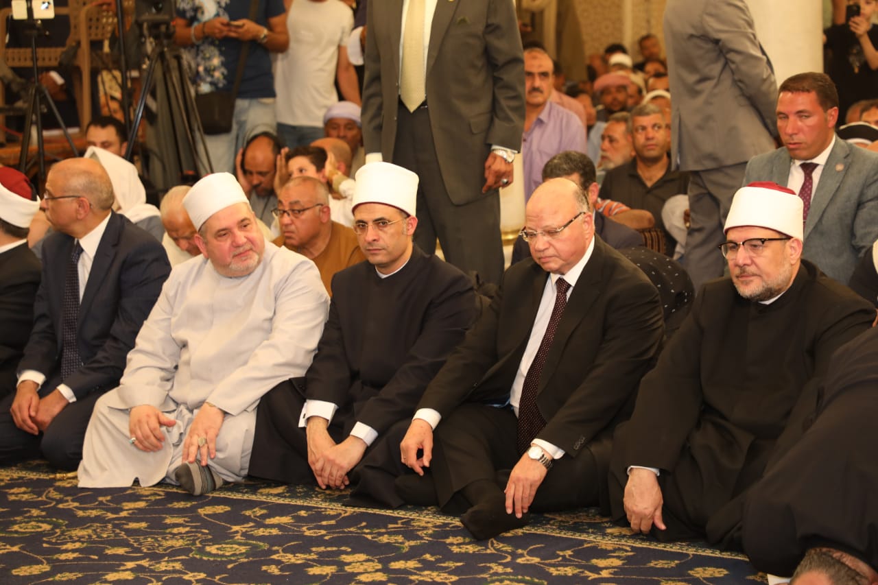 وزير الأوقاف ومحافظ القاهرة خلال أداء الصلاة