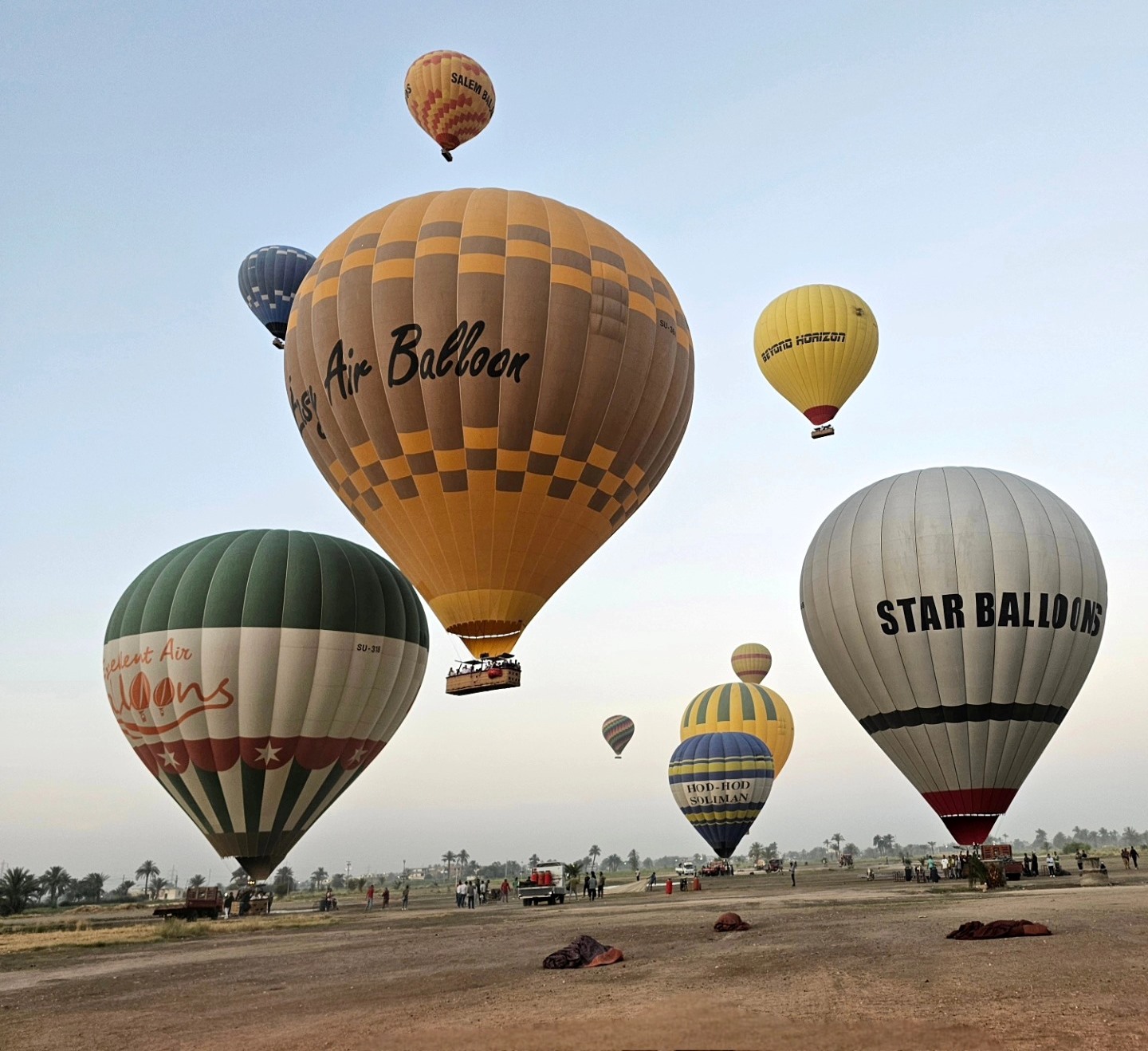 لحظات تحليق البالونات من مطار البر الغربى