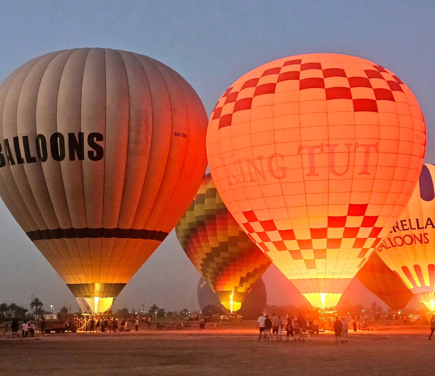 توافد السياح للتحليق عبر رحلات البالون بالأقصر