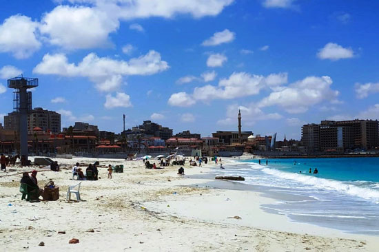 شاطئ مطروح العام يوم شم النسيم