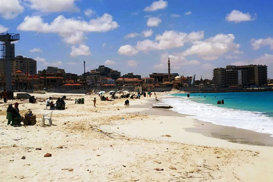 اقبال المواطنين على الشواطئ في شم النسيم
