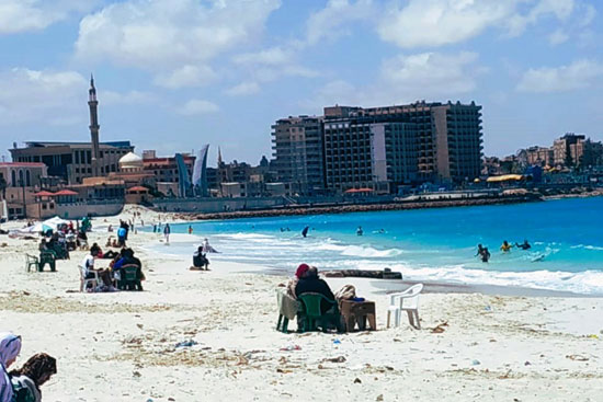 استمتاع المواطنين على شواطئ مطروح في شم النسيم