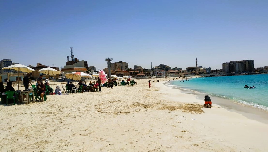 استمتاع المواطنين على شواطئ مطروح قبل الزحام