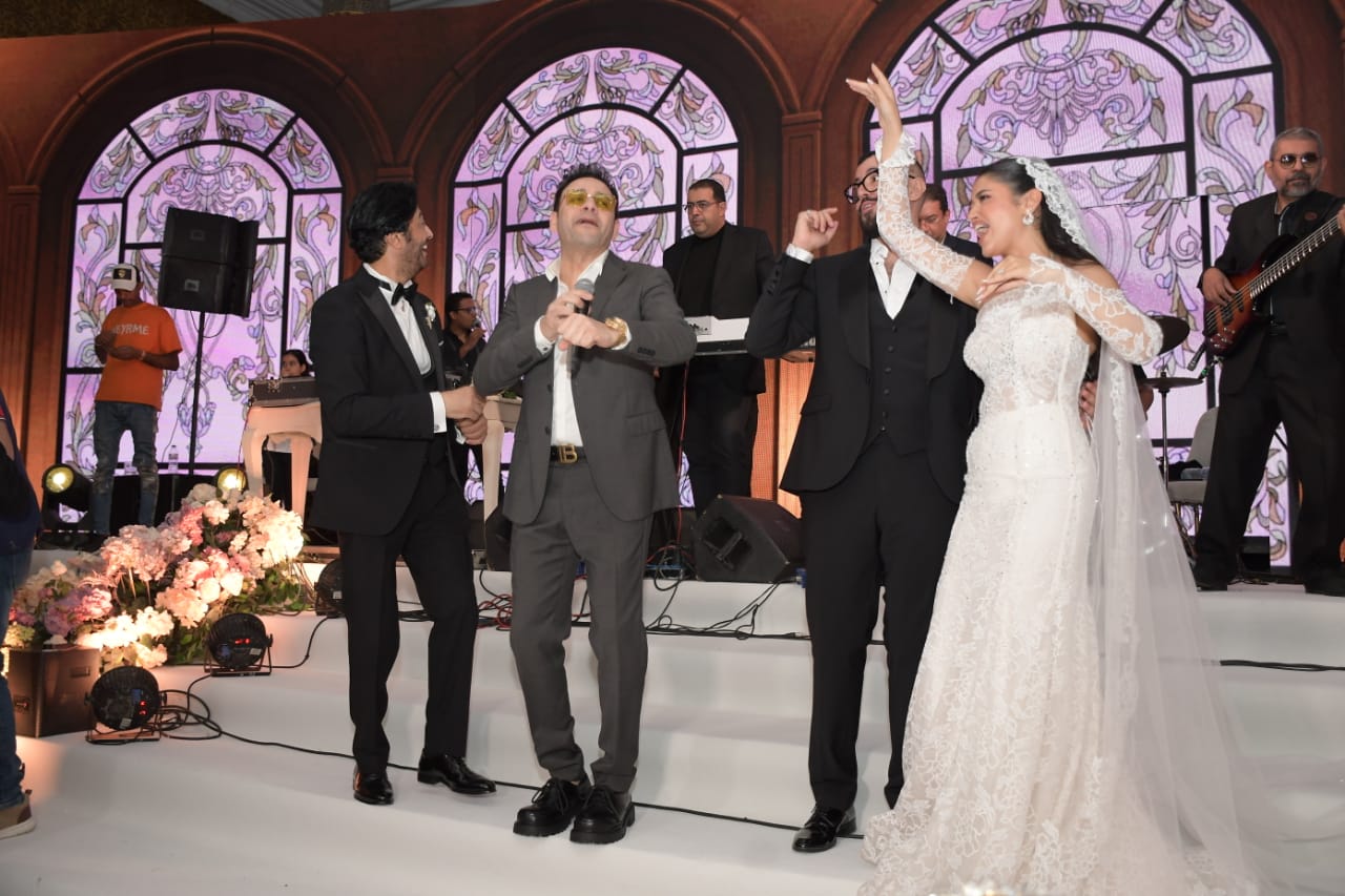 مصطفى قمر يشعل حفل زفاف ابنة سامح يسرى