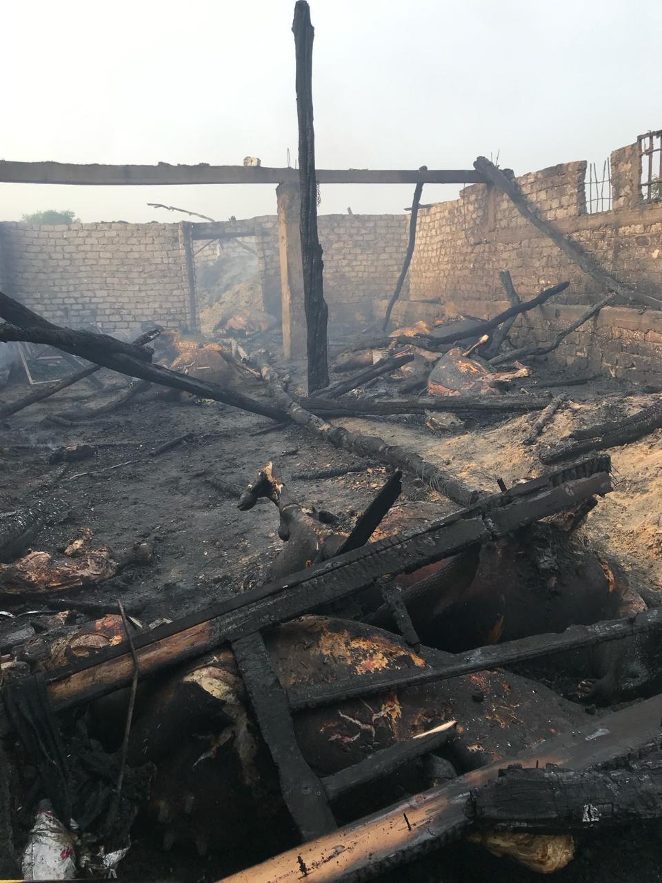 أثار الحريق داخل مزرعة مواشي بالدقهلية