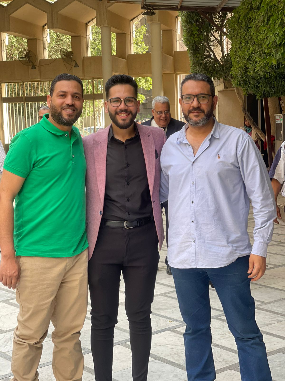الزميل مصطفى جابر مع الأستاذ محمود يس والأستاذ علي حسان