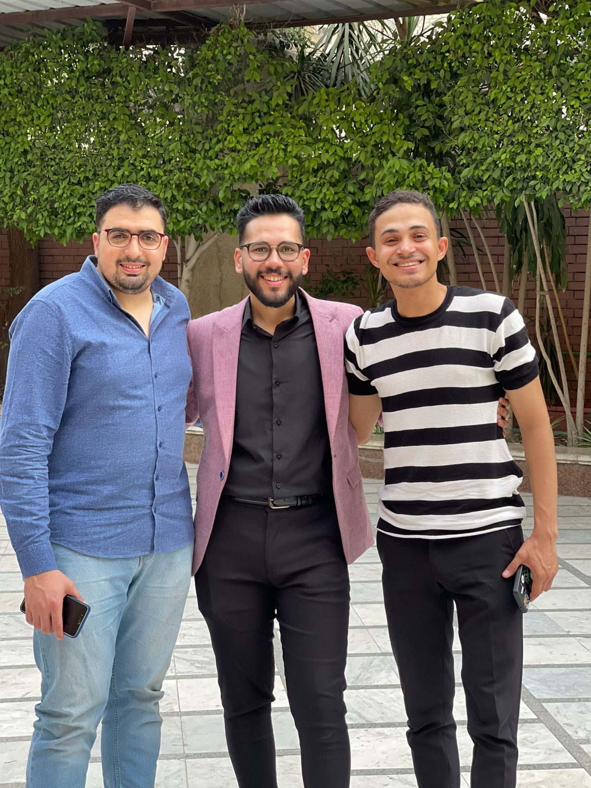 الزميل مصطفى جابر مع صديقه الاستاذ هشام والاستاذ صلاح