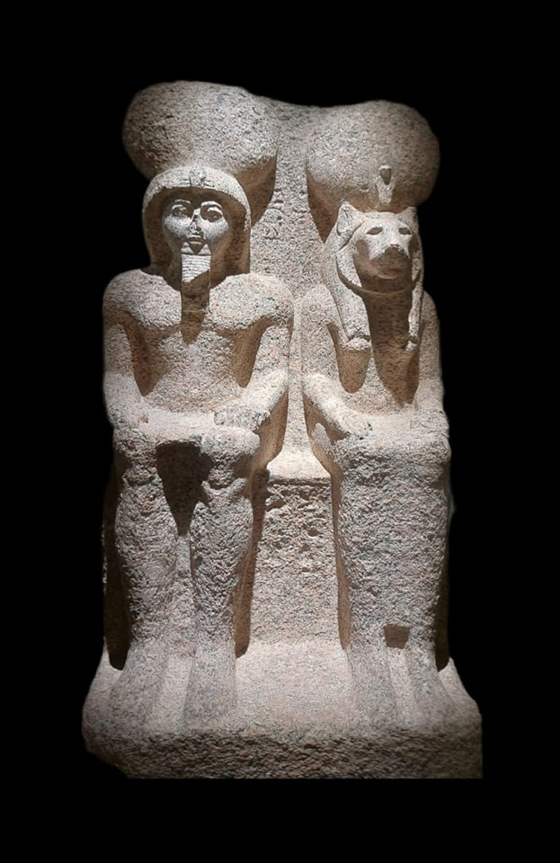 تمثال لرمسيس الثاني