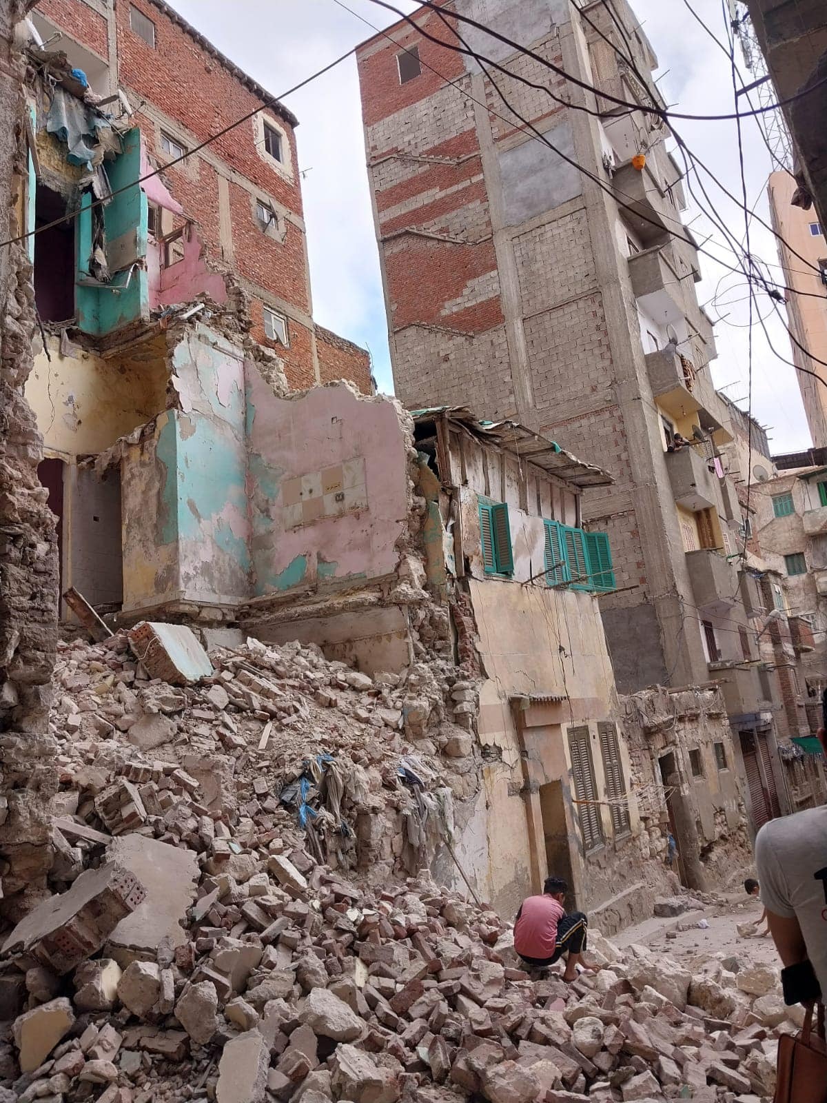 إزالة أجزاء داهمة الخطورة من عقارين بالقباري في الاسكندرية