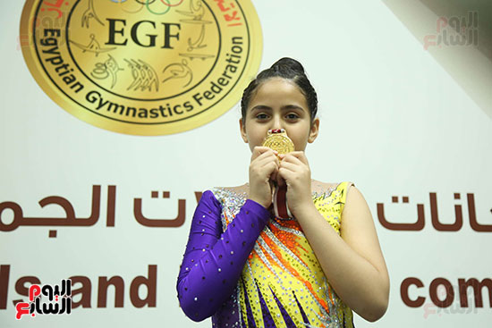 جويرية إيهاب ابنة الشهيد ايهاب لطفى تحصد ذهبية بطولة الجمهورية لجمباز الايروبيك (1)