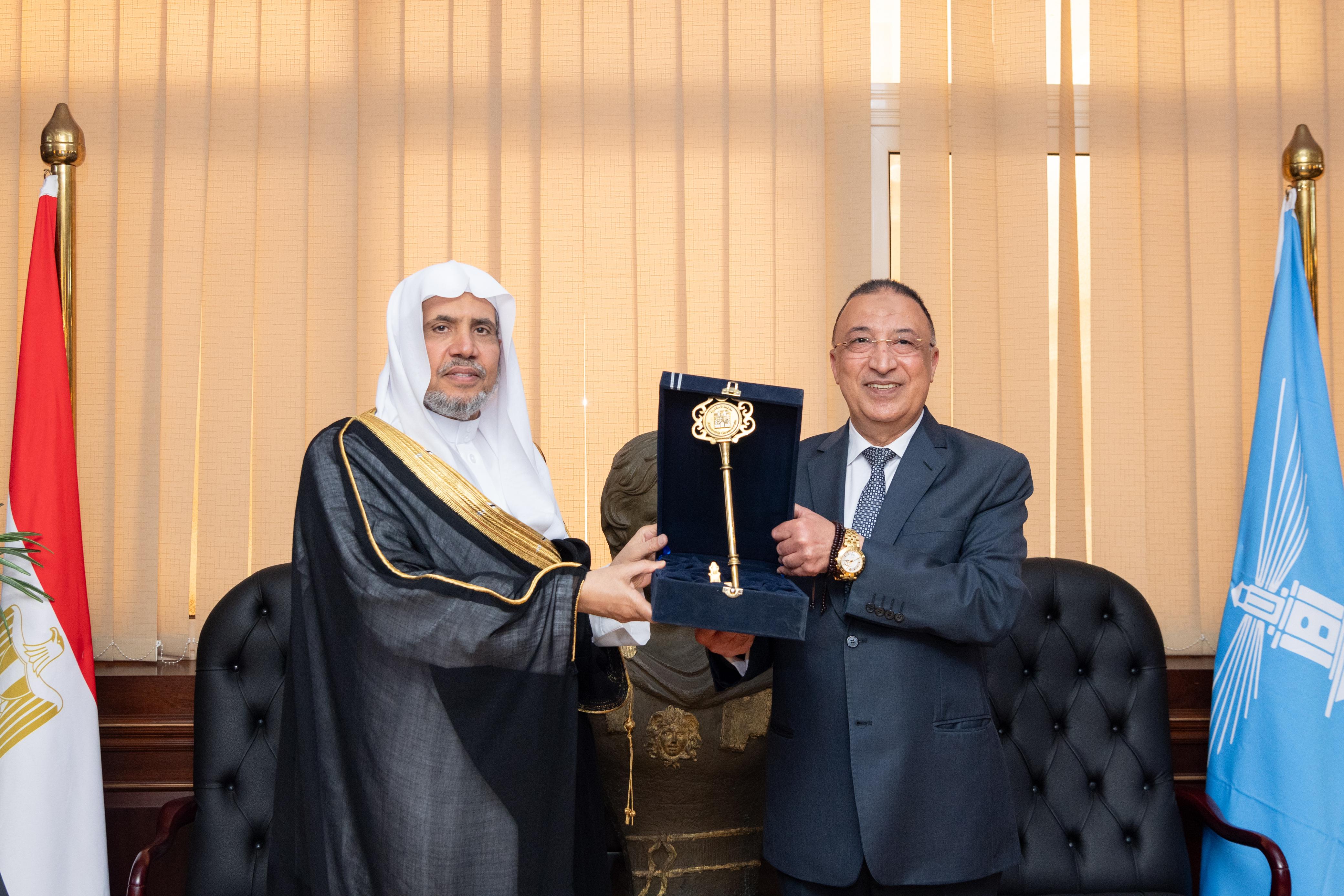 تكريم الأمين العام لرابطة العالم الإسلامي في مكتبة الإسكندرية