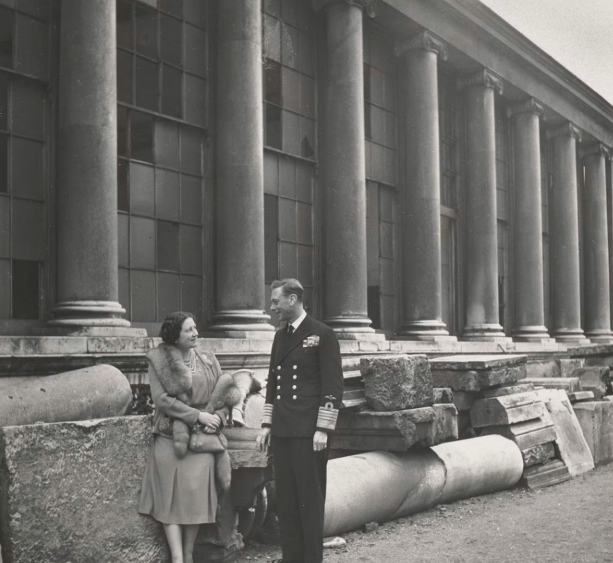 الملكة اليزابيث والملك جورج السادس يتفقدان حطام قصر باكنجهام بعد استهدافه بقنبلة عام 1940