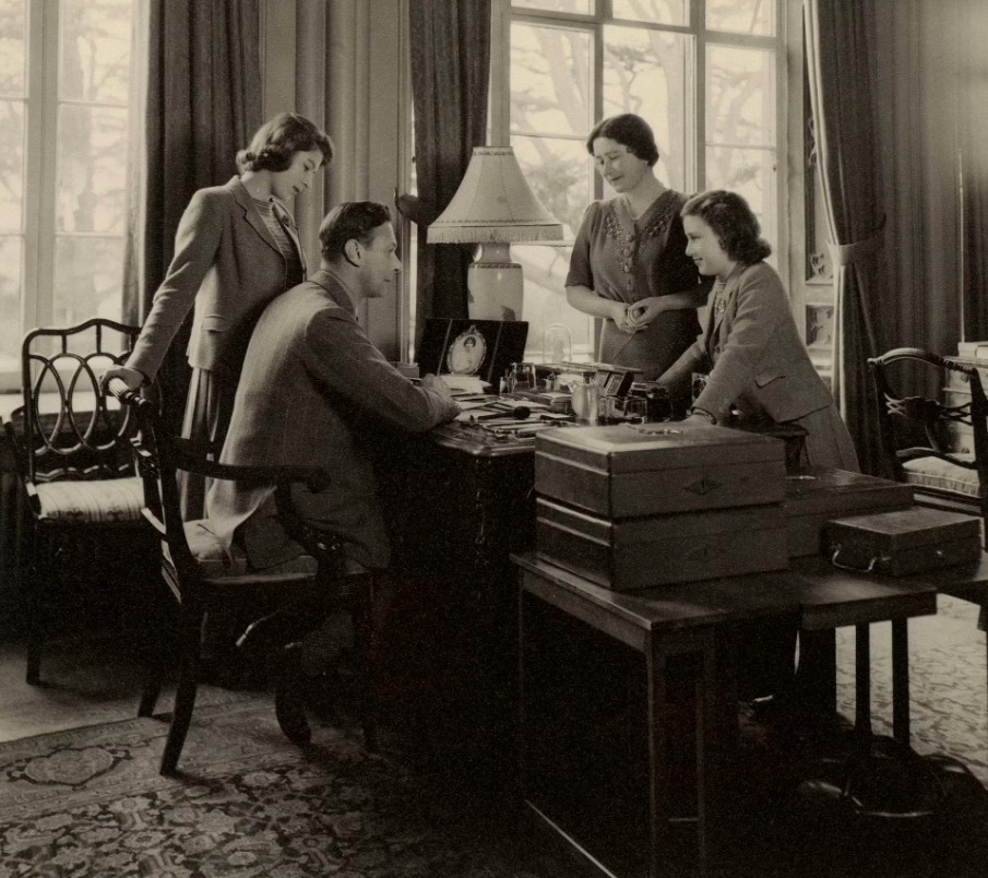 العائلة الملكية في منزل Royal Lodge عام 1943