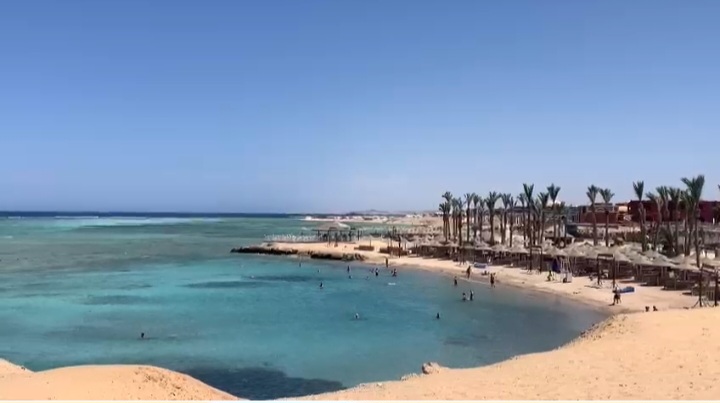 السياح على شواطئ مرسى علم