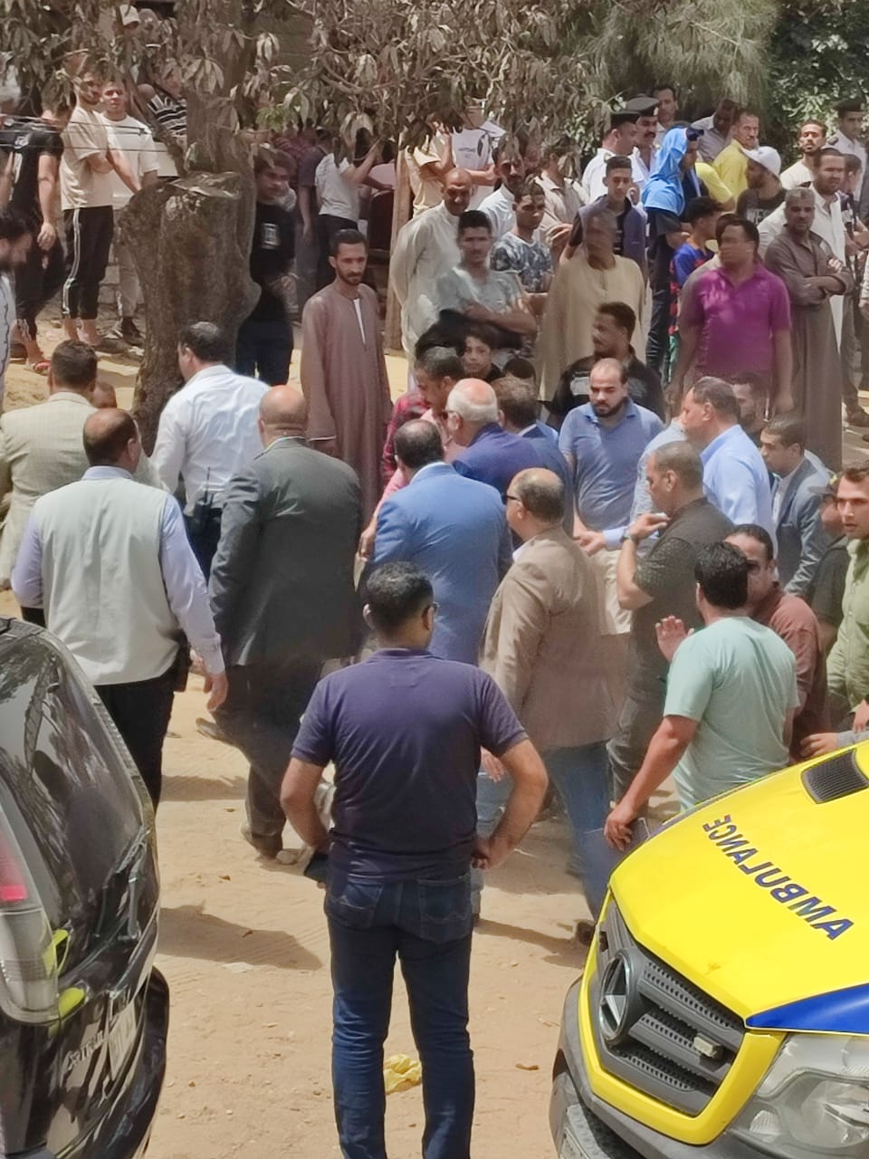 وصول محافظا الجيزة واللمنوفية إلى موقع حادث سقوط ميكروباص أبو غالب (1)